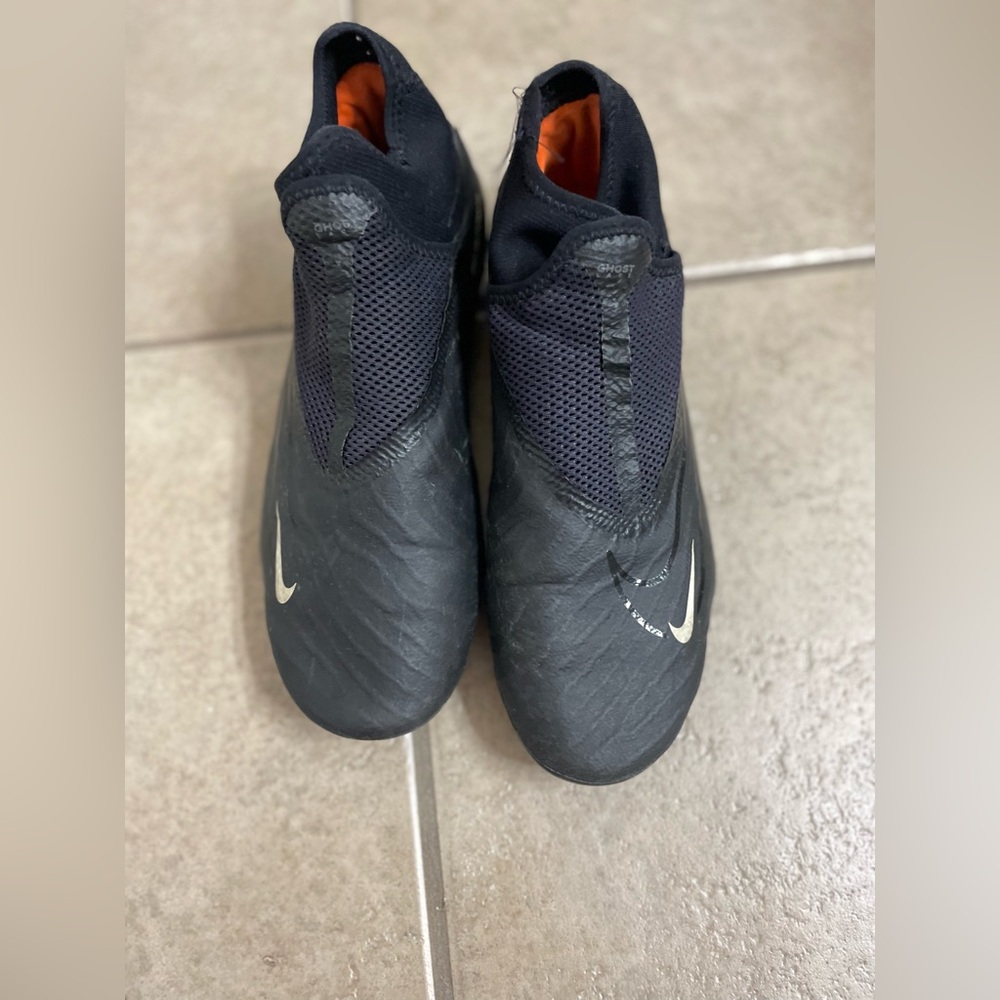 Nike Black and Orange Athletic Shoes with Streamlined Design